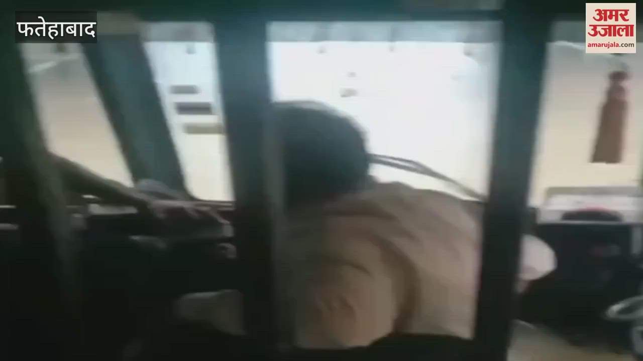 Roadways bus got stuck in the water of Amani underbridge in Tohana, Fatehabad, 25 passengers were travelling in the bus