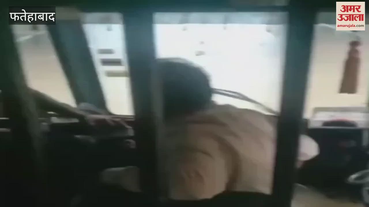 Roadways bus got stuck in the water of Amani underbridge in Tohana, Fatehabad, 25 passengers were travelling in the bus