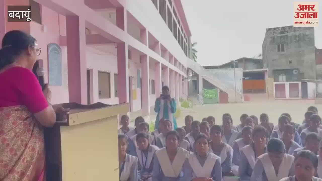 Dr. Ruchi Gupta told the students tips to stay healthy in Badaun