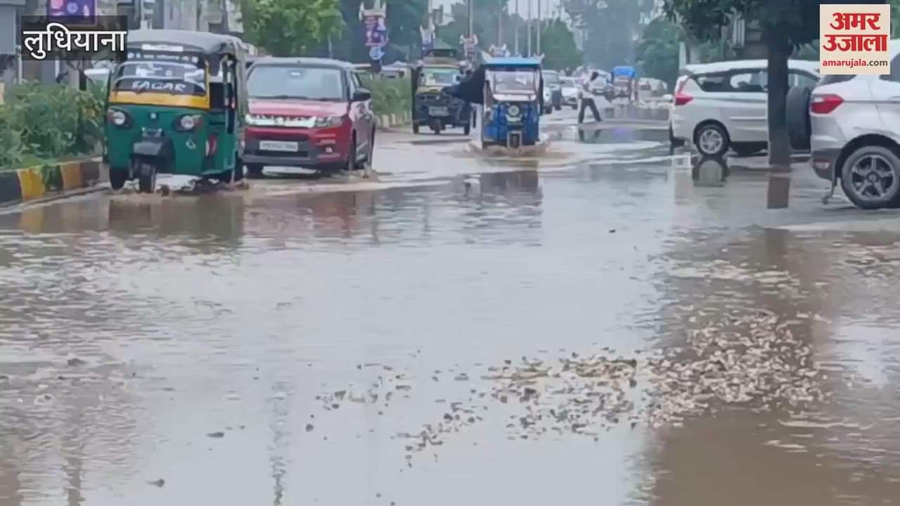 It has been raining in Ludhiana for the last 48 hours, e-rickshaw overturned in a pothole on the road