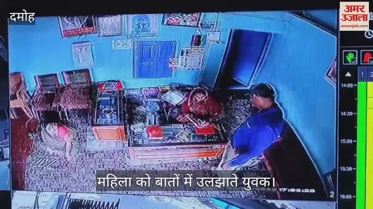 Bike riders ran away with a set of gold earrings from a jewelry shop