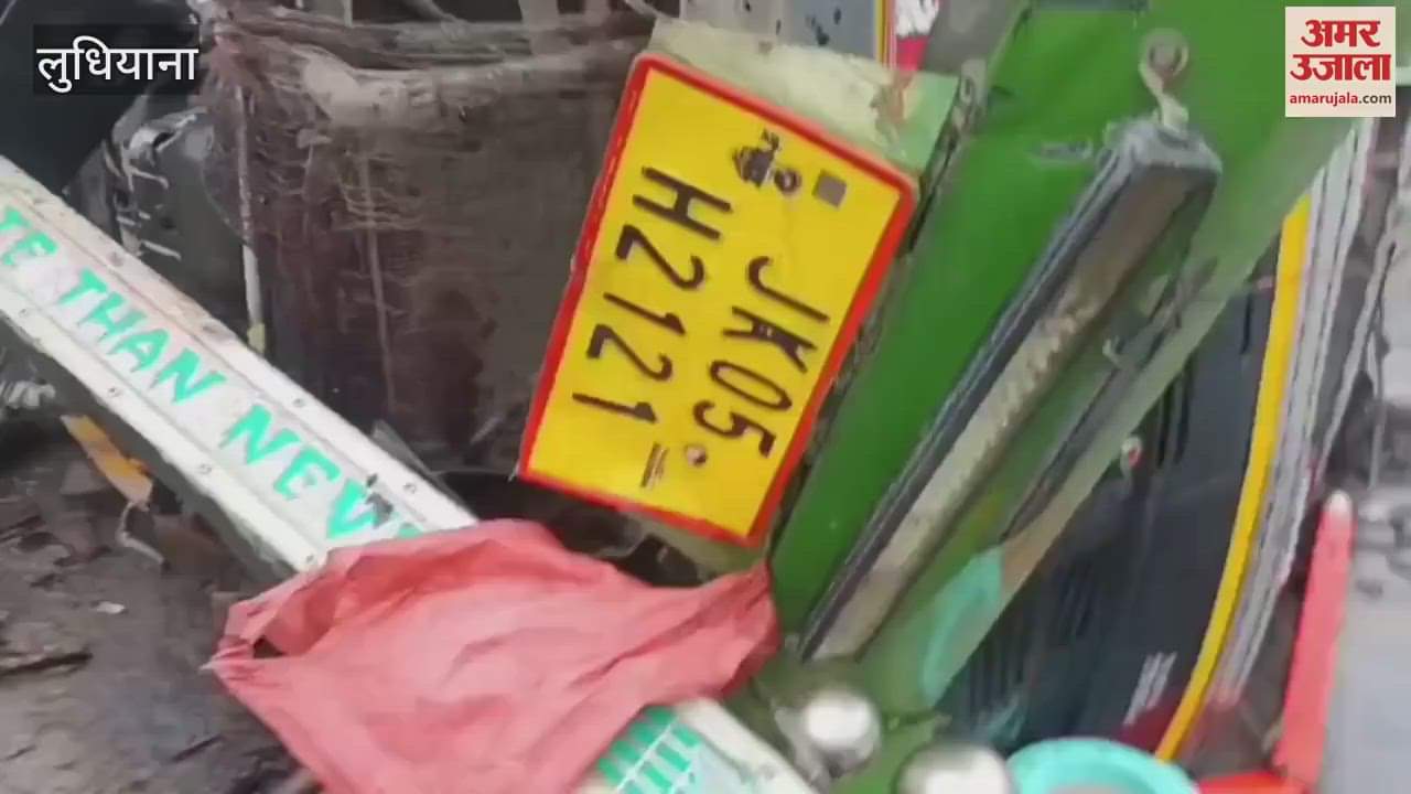 truck loaded with apples overturned at Sherpur Chowk in Ludhiana