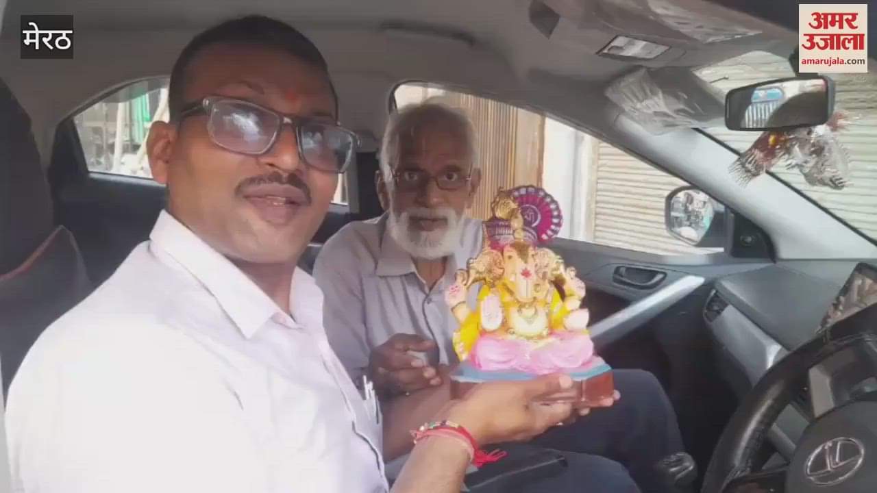 Meerut: Devotees are flocking to buy the idol of Lord Ganesha.