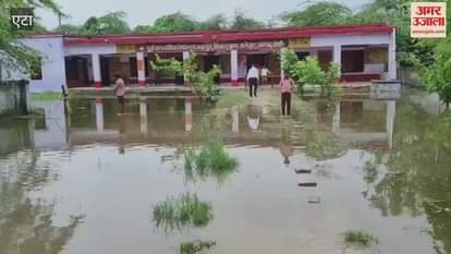 People are troubled by waterlogging in school