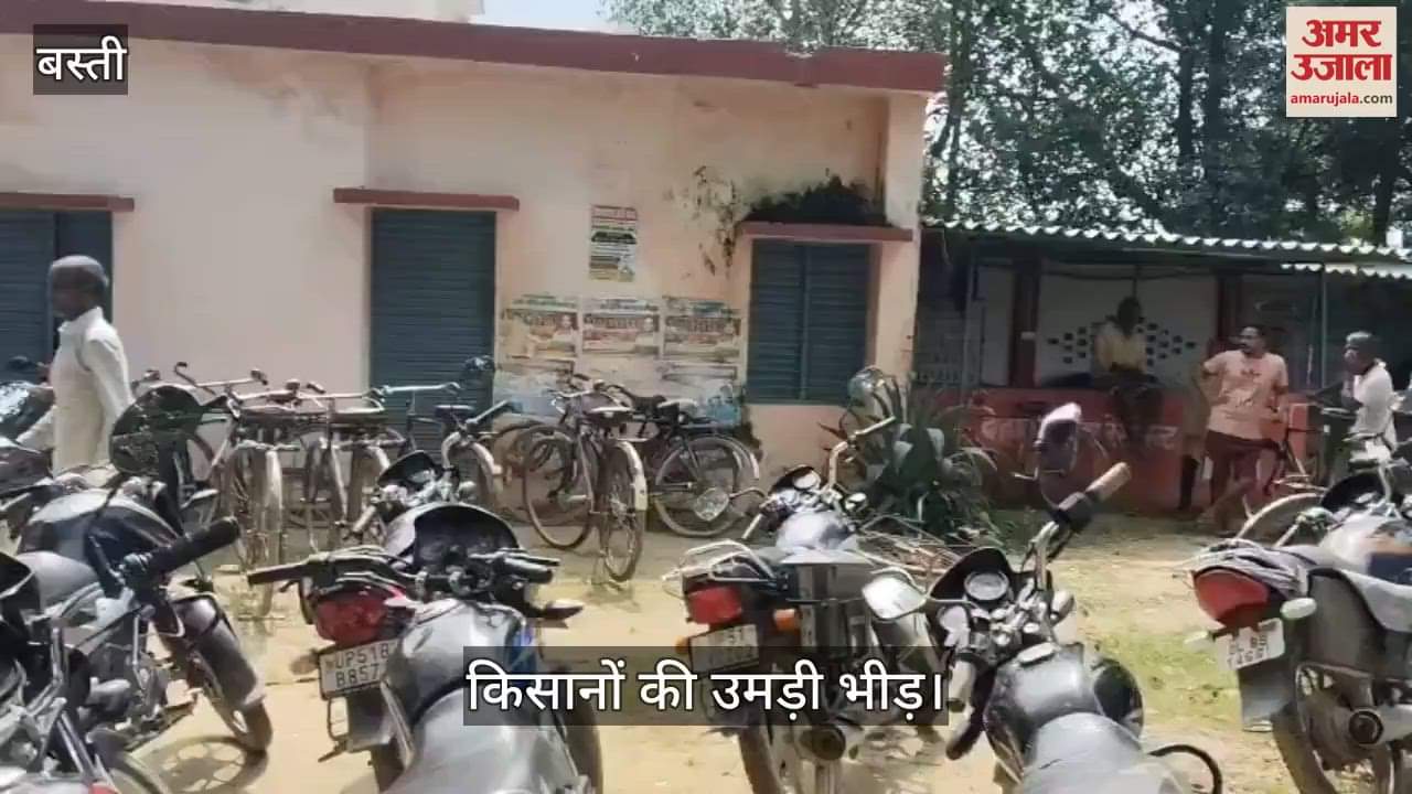 Farmers gathered in large numbers at the committee for fertilizers