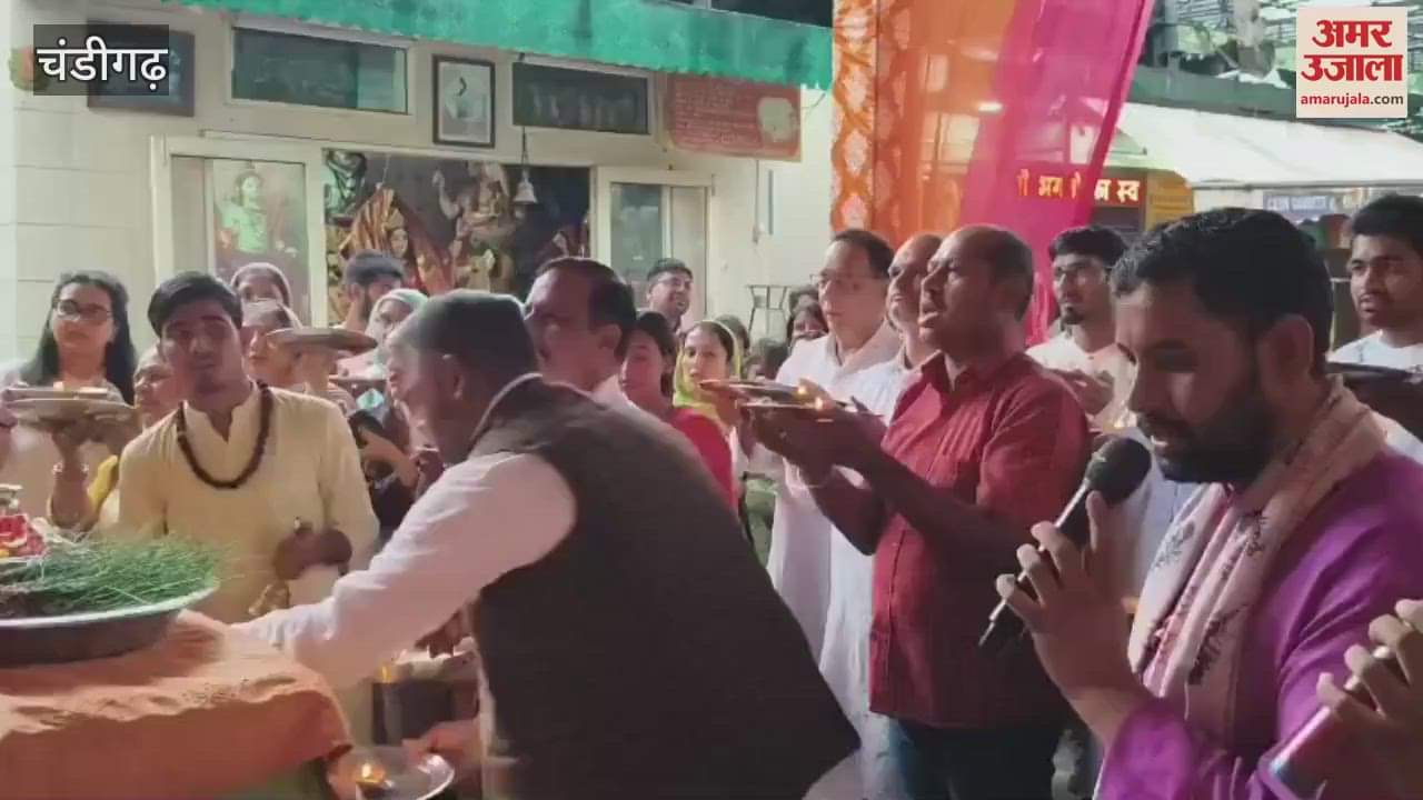 Gauri Shankar Seva Dal distributed Ganesha idols to 51 families in the cowshed