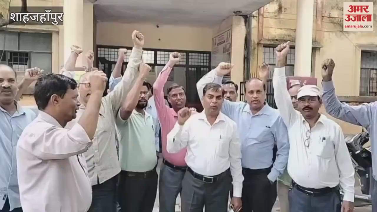 Teachers protest at DIOS office in Shahjahanpur