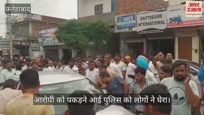 People surrounded the police in the tractor theft case