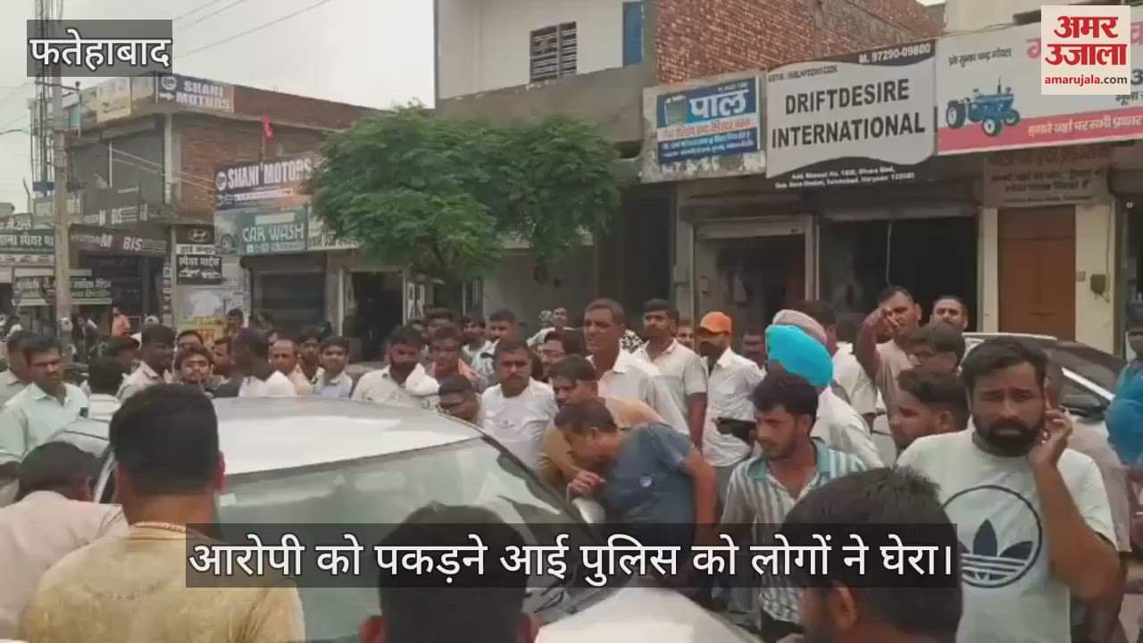 People surrounded the police in the tractor theft case