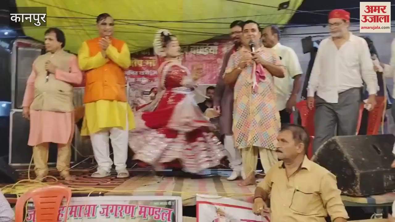 Devotees danced to the bhajans at Jhulelal temple on Chaliha festival