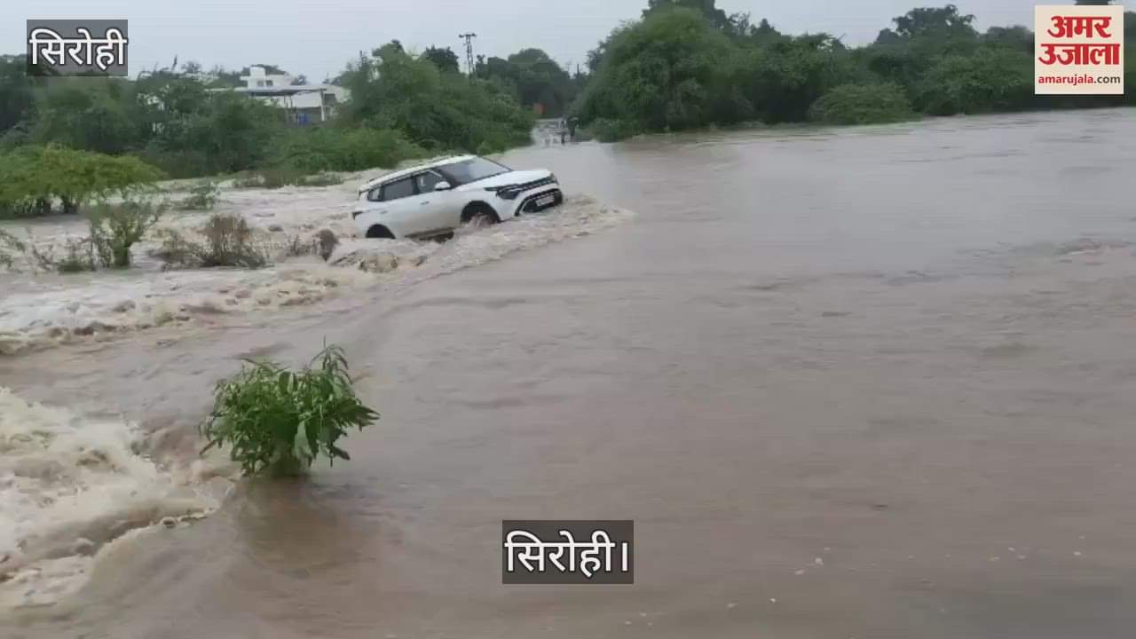 Car swept away into Jhakar drain in Sirohi, driver rescued with the help of crane