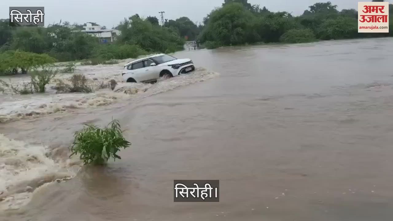 Car swept away into Jhakar drain in Sirohi, driver rescued with the help of crane
