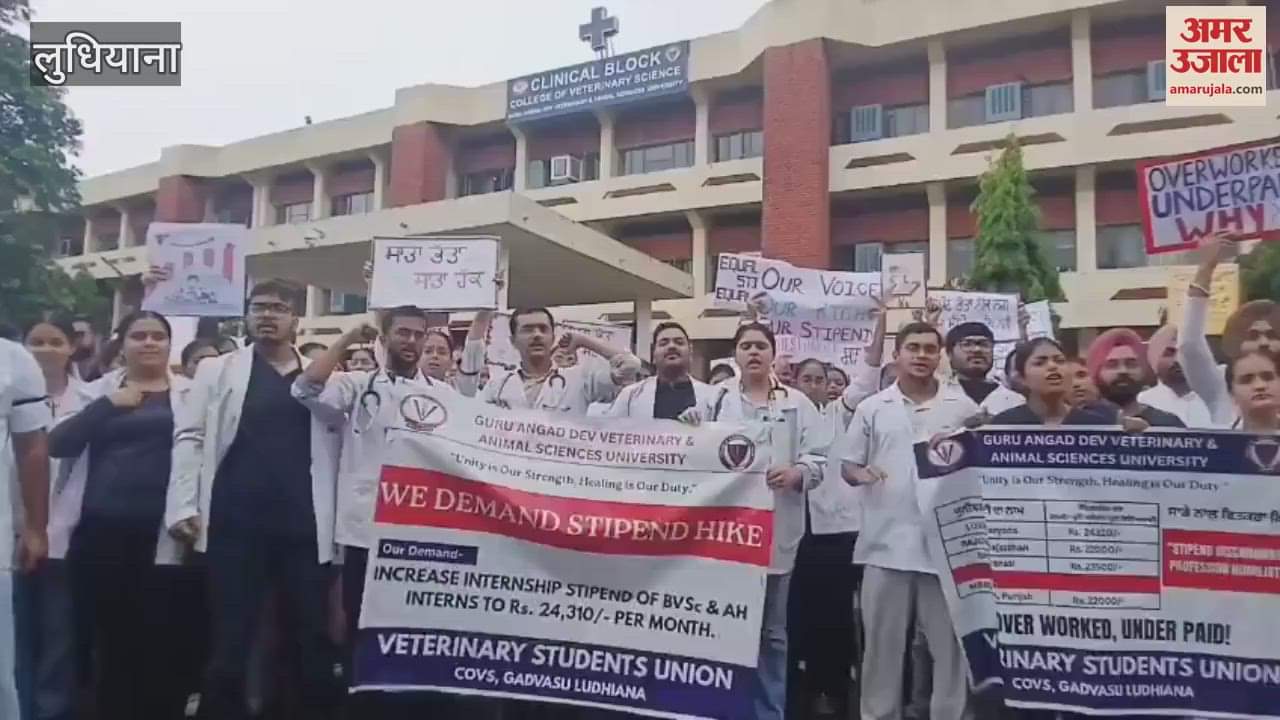 Students of Guru Angad Dev Veterinary and Animal Sciences University took out a protest rally in Ludhiana