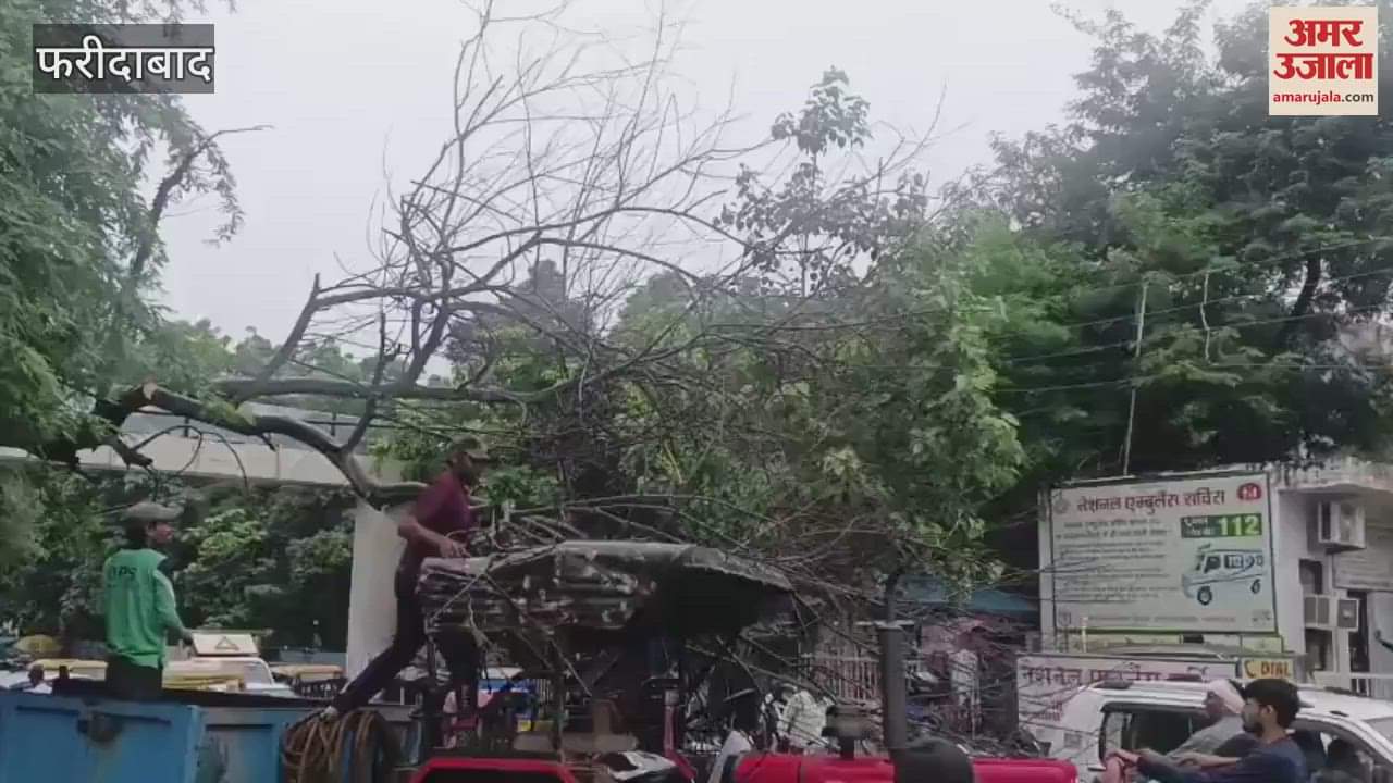 People troubled due to digging at main gate of BK Civil Hospital and ambulance stuck for 20 minutes