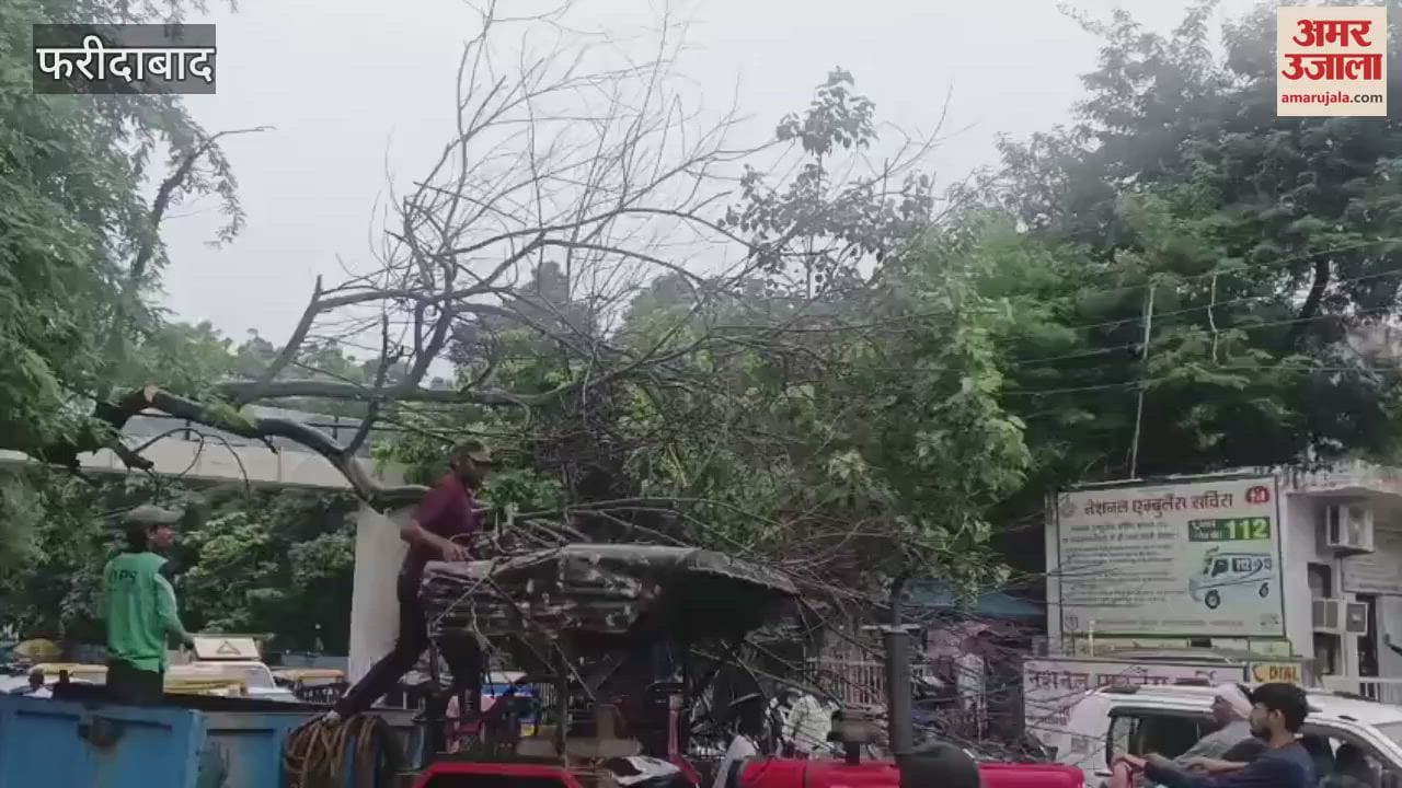 People troubled due to digging at main gate of BK Civil Hospital and ambulance stuck for 20 minutes