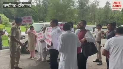 Demonstration by Congress MLAs and workers at Punjab and Haryana High Court Chowk