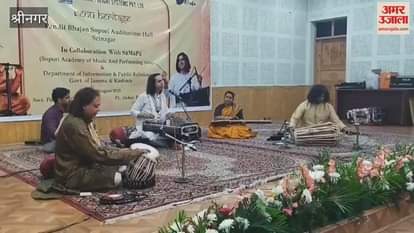 The audience including Dr. Farooq Abdullah showered applause on the playing of Pandit Abhay Sopori