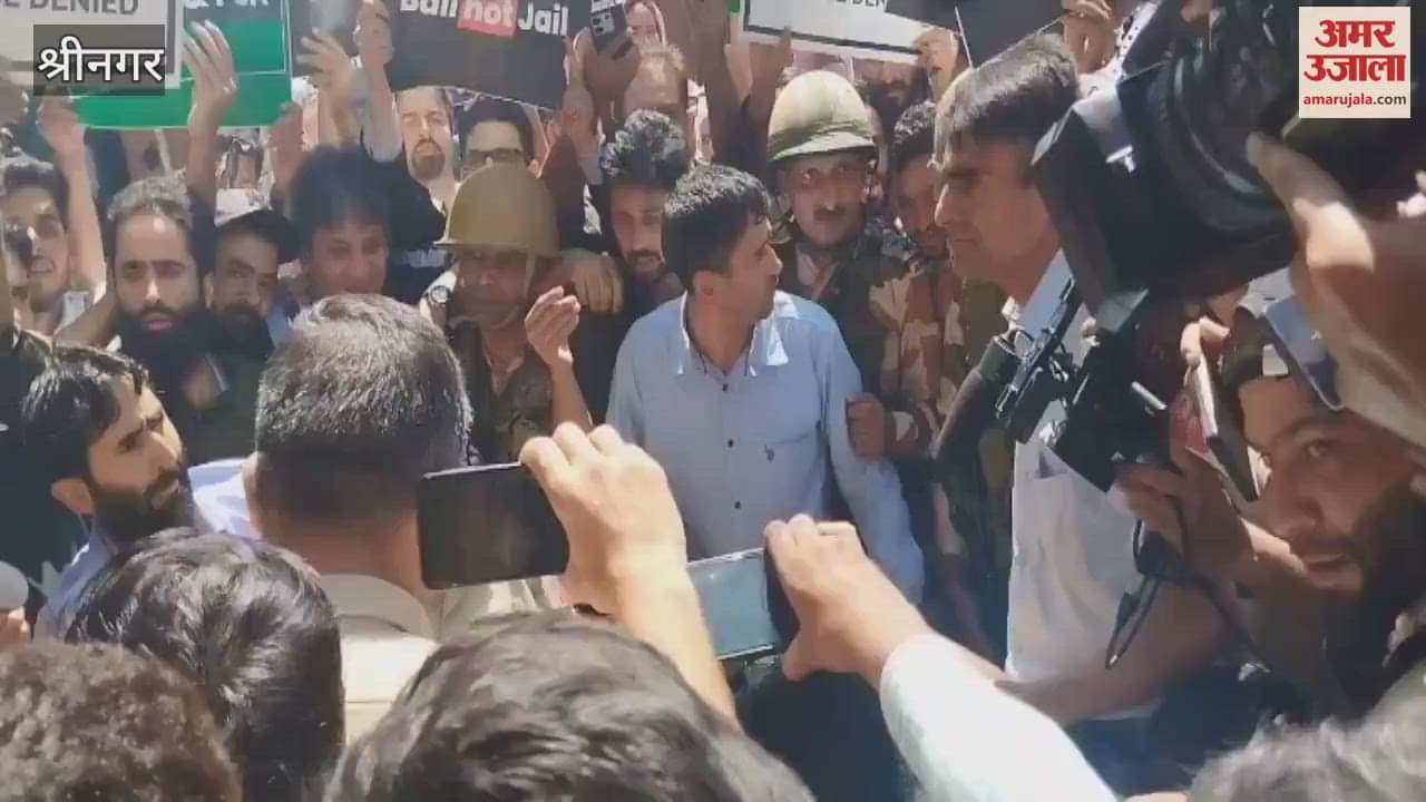 Police banned Mehbooba Mufti's march, activists protested strongly