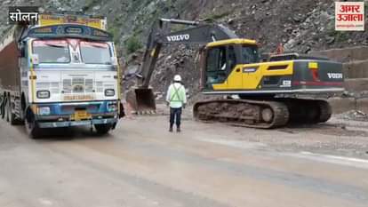 Solan Movement became one way due to soil coming at Chakki Modh