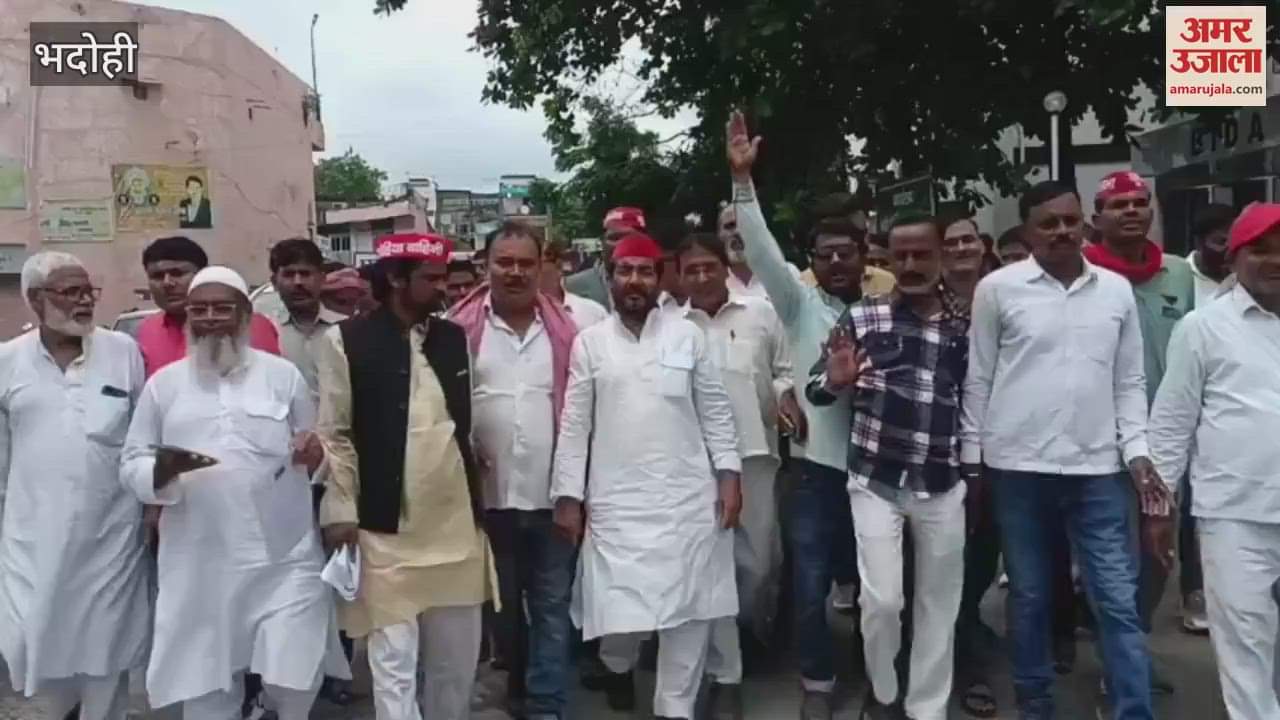 Samajwadi party protest at Bhadohi tehsil demanded package for weavers