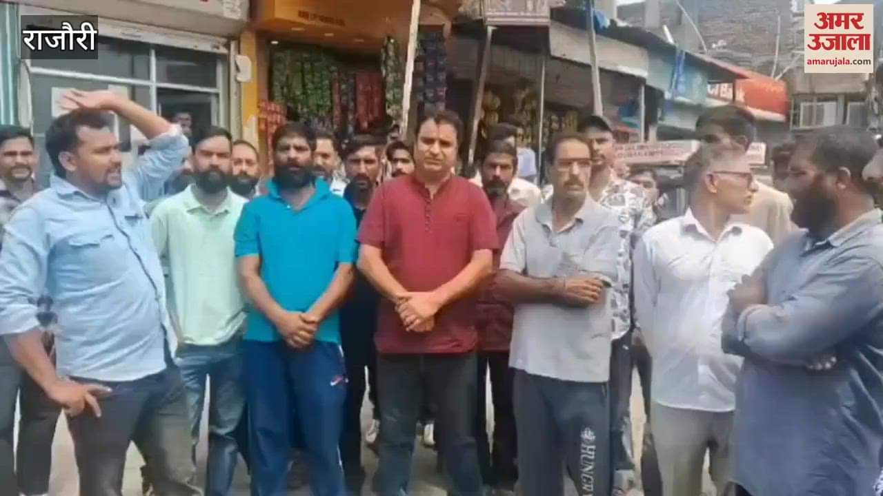 E-rickshaw drivers staged a strong protest in Rajodi, demanding union elections and removal of illegal autos