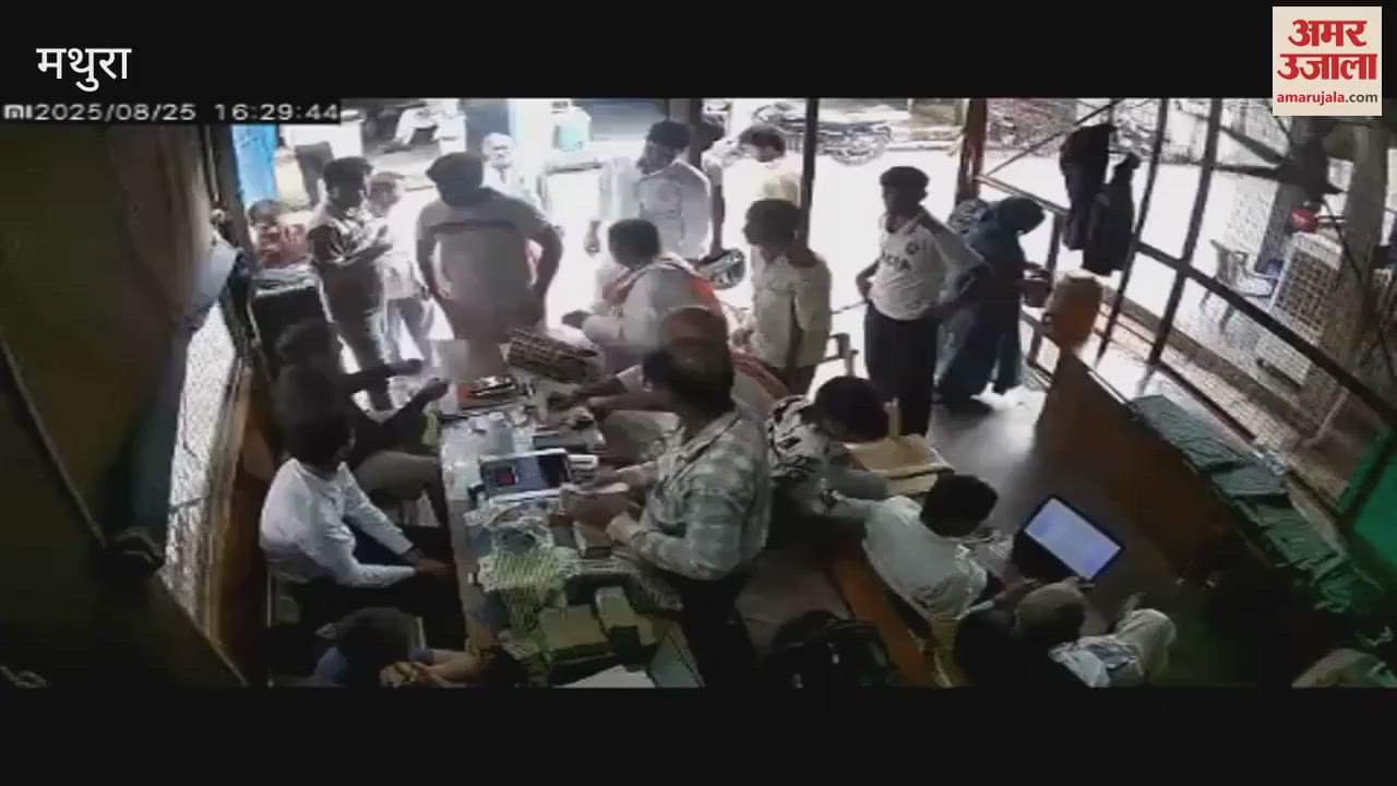 Five lakh rupee stolen from bed of  stamp vendor from Tehsil in Mathura