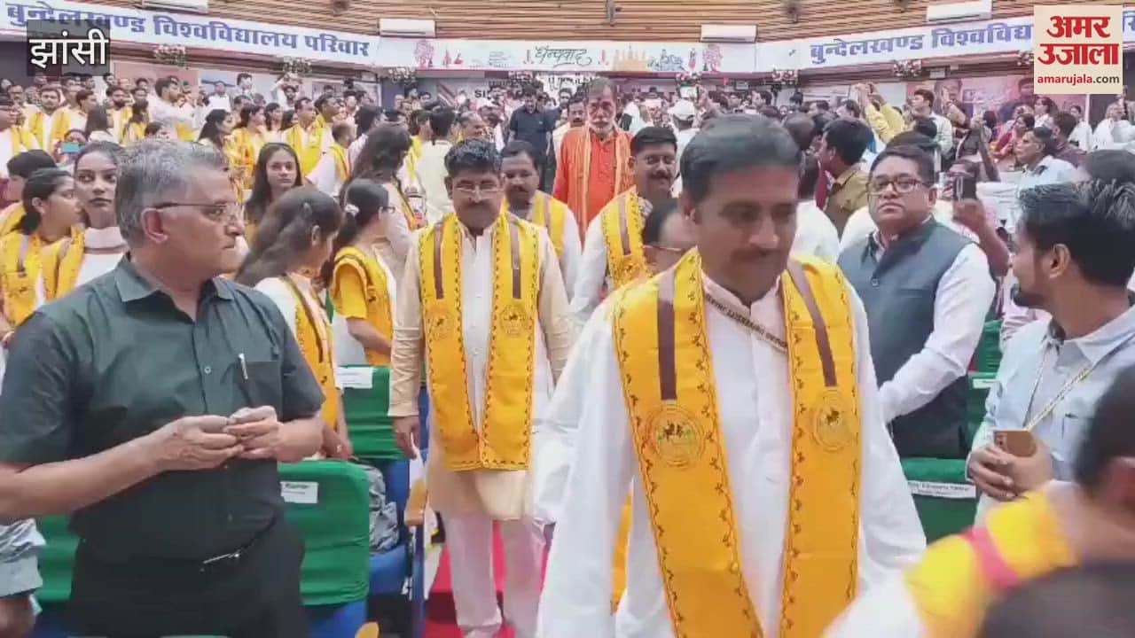 Jhansi: UP Governor Anandiben Patel reached Bundelkhand University, saw the exhibition of students