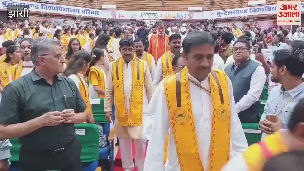 Jhansi: UP Governor Anandiben Patel reached Bundelkhand University, saw the exhibition of students