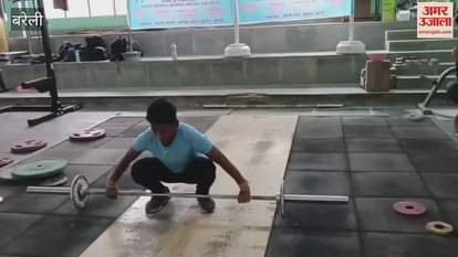Players showed their strength in the weightlifting competition at Bareilly Sports Stadium