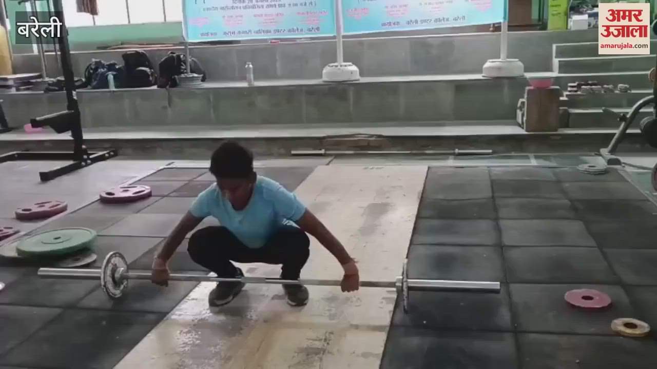 Players showed their strength in the weightlifting competition at Bareilly Sports Stadium