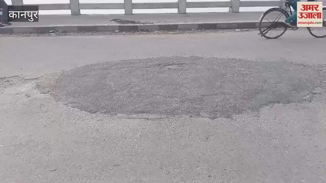 Due to the movement of heavy vehicles, pothole has formed again on new Ganga bridge