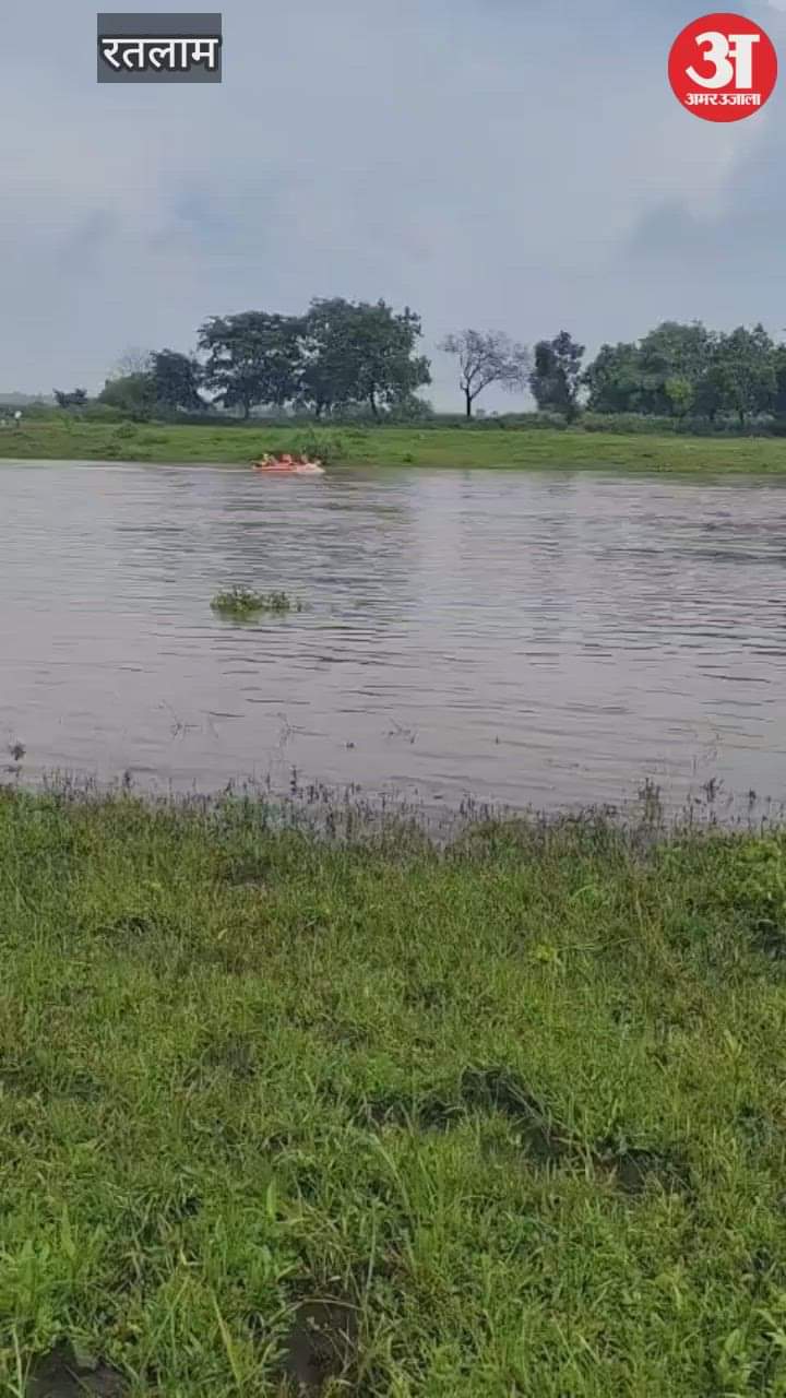 Ratlam News: Bike riders swept away in river while crossing a landslide