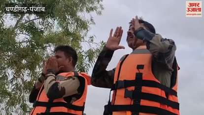 BSF jawans reaching flood affected villages in Ferozepur to help people