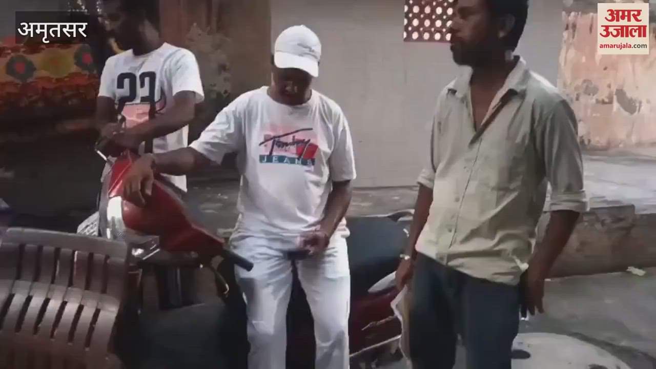 AAP workers protested against the central government in Amritsar