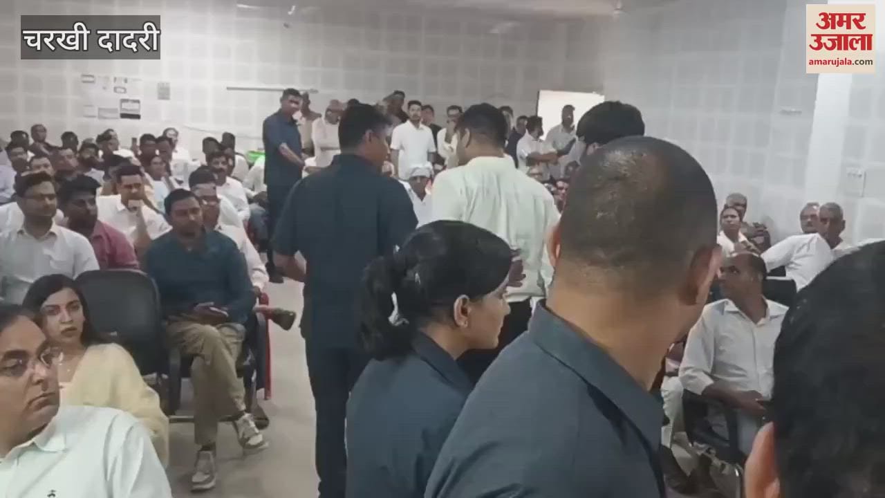 The advocate of the petitioner reached the meeting in Charkhi-Dadri along with the Nazir to serve summons to the Agriculture Minister, the police detained him