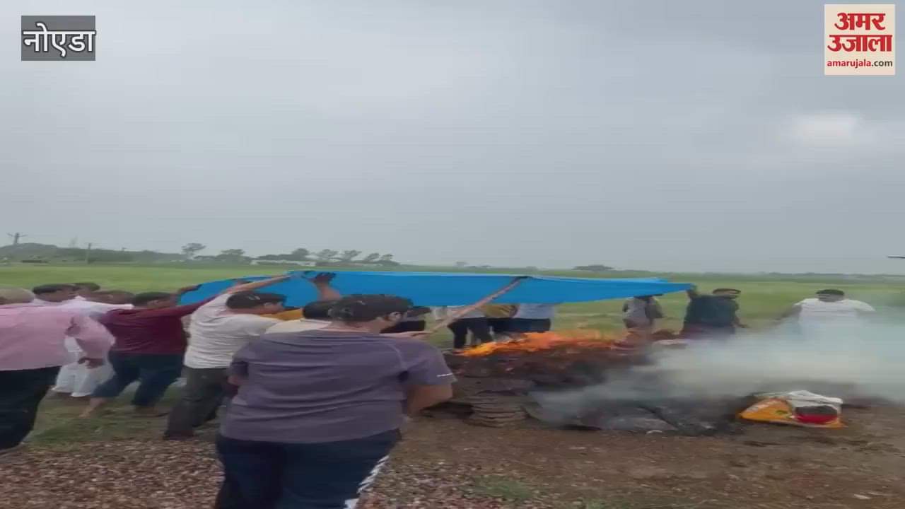 In Cholas village of Greater Noida funeral done by putting tarpaulin in rain