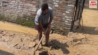 Debris spread in the streets of Lale Da Bagh, people troubled due to the negligence of Municipal Corporation