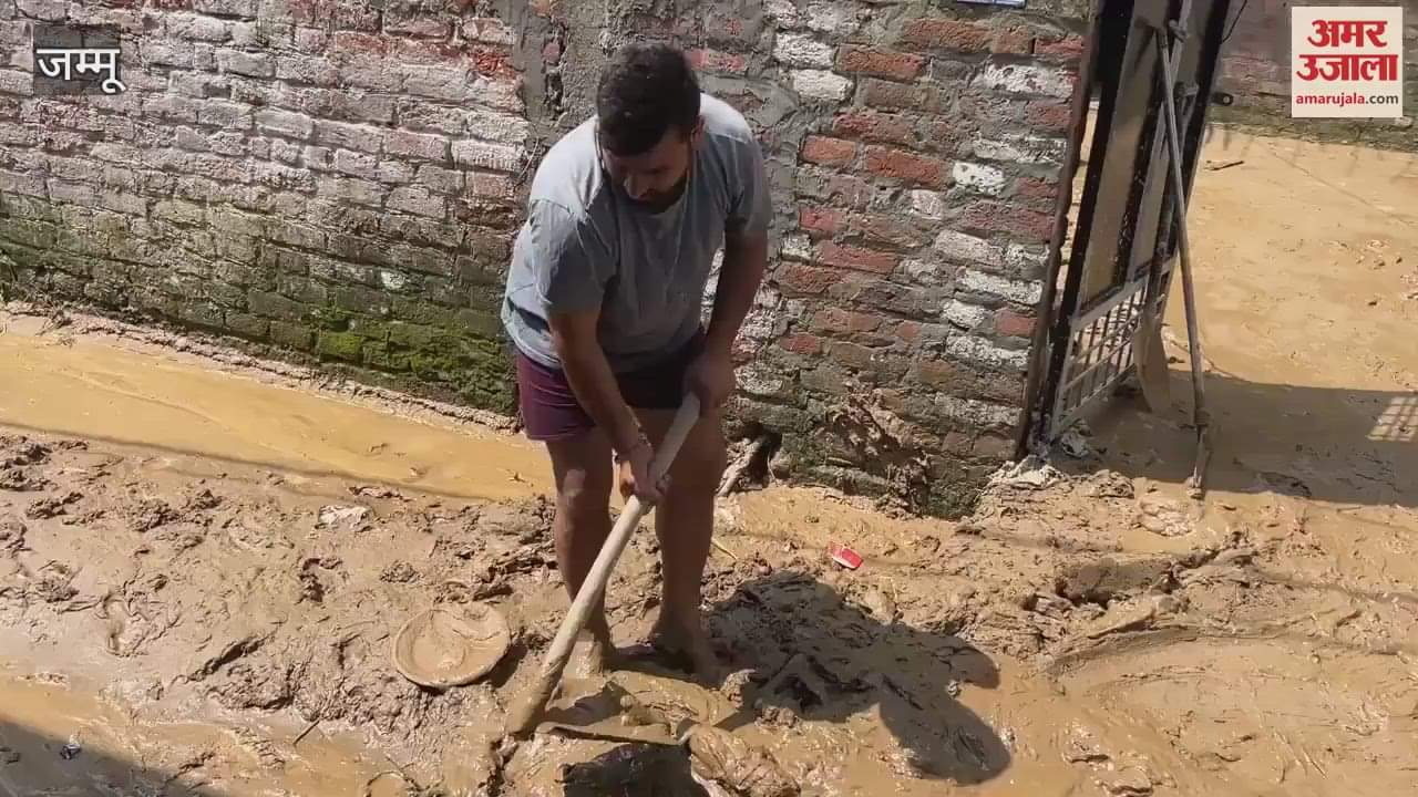 Debris spread in the streets of Lale Da Bagh, people troubled due to the negligence of Municipal Corporation