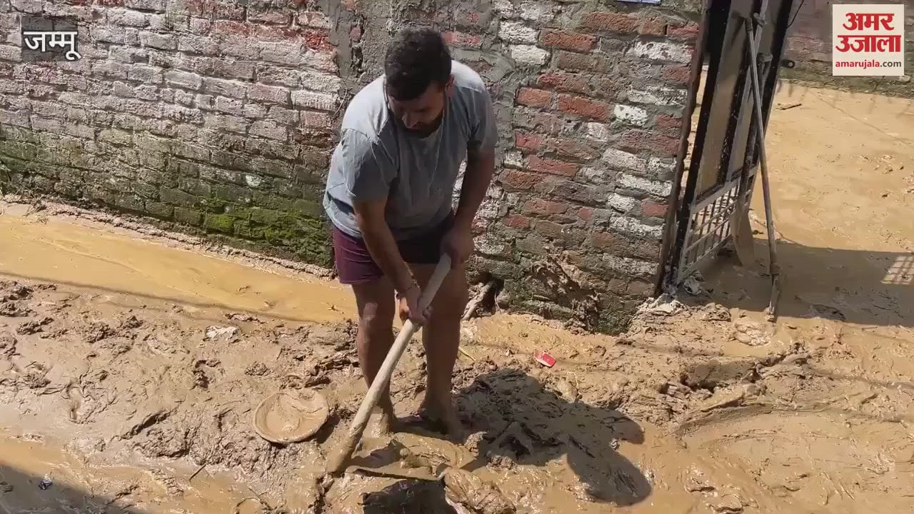 Debris spread in the streets of Lale Da Bagh, people troubled due to the negligence of Municipal Corporation