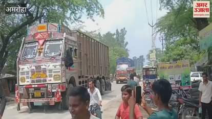 person troubled by the problem of waterlogging blocked the Rahra-Hasanpur road