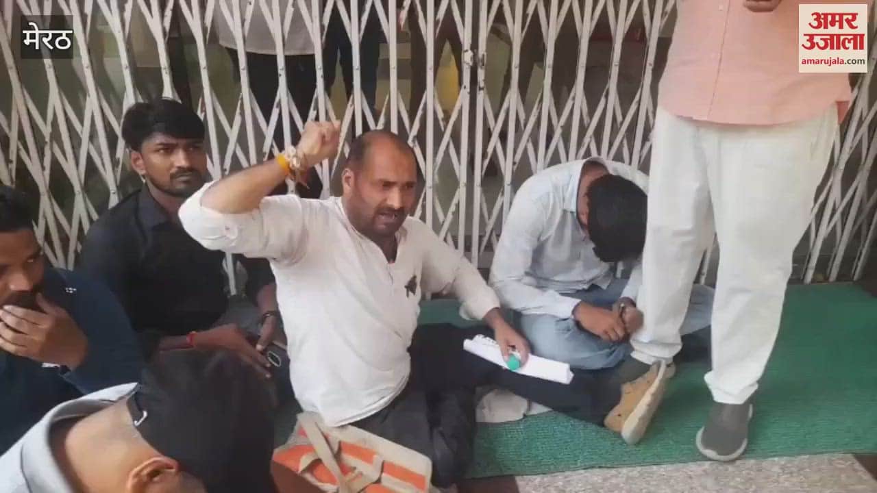 Meerut: Disabled demonstrated to demand e-rickshaw