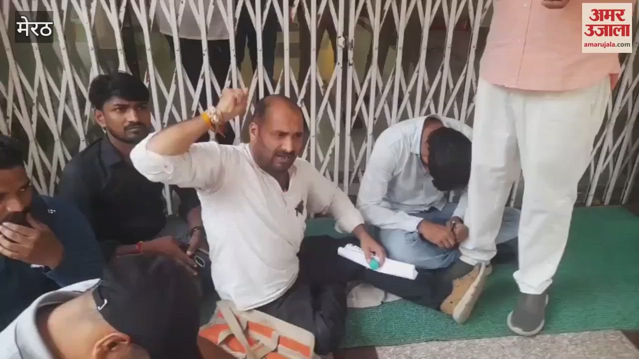 Meerut: Disabled demonstrated to demand e-rickshaw