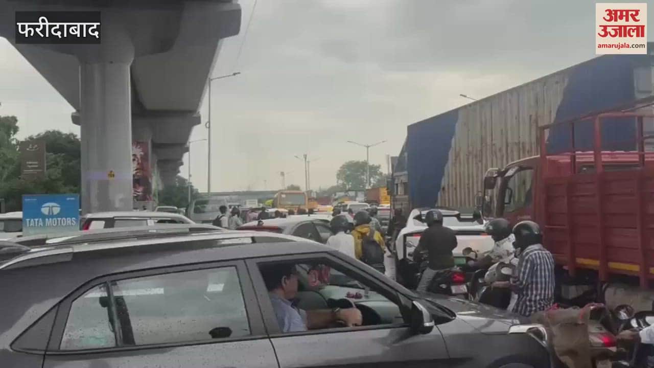 Traffic jam on the roads due to rain in Faridabad