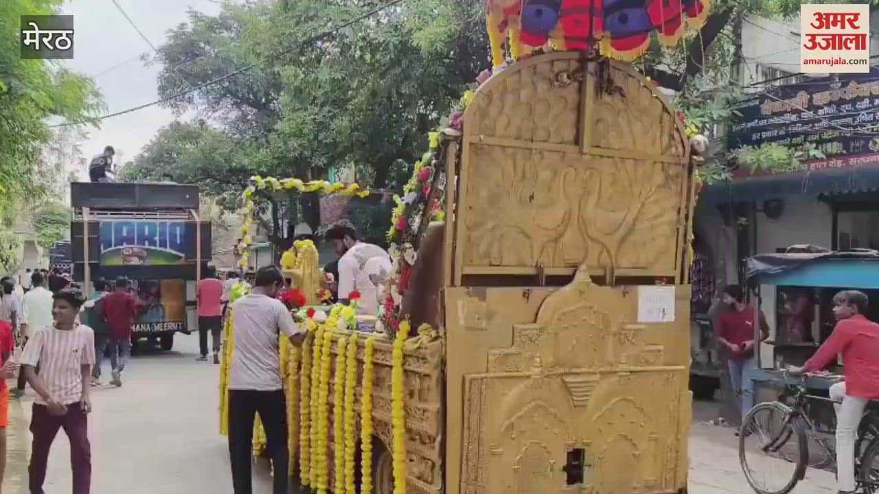 Meerut: Procession of Lord Ganesha was taken out with band and music.