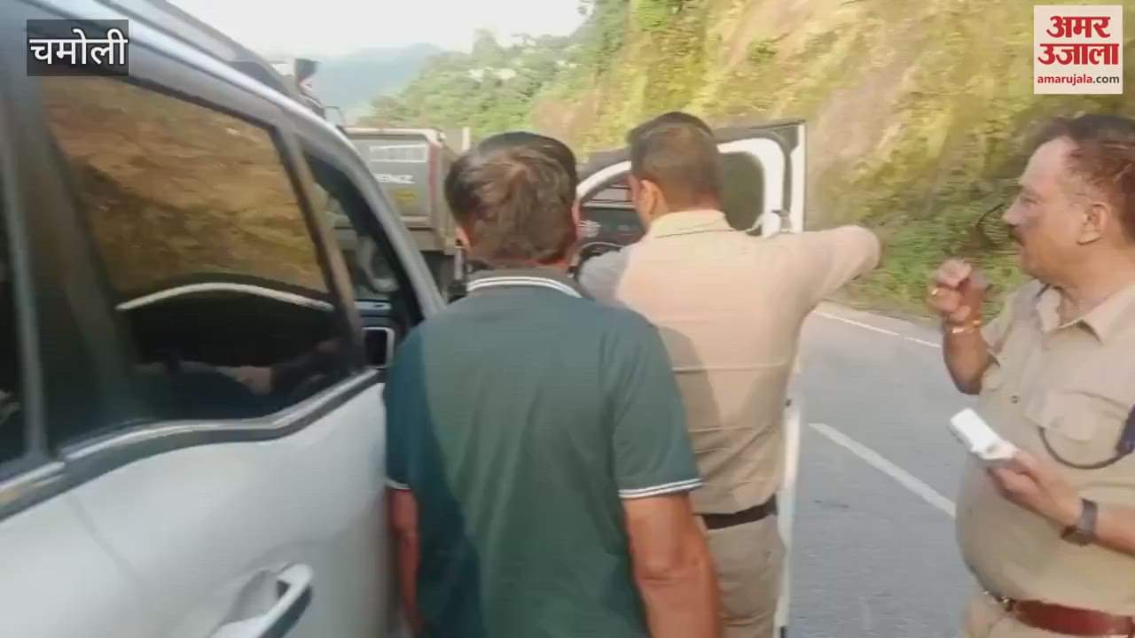 Chamoli: Police checking campaign in Karnaprayag, minor's scooter seized, black film removed from the vehicle