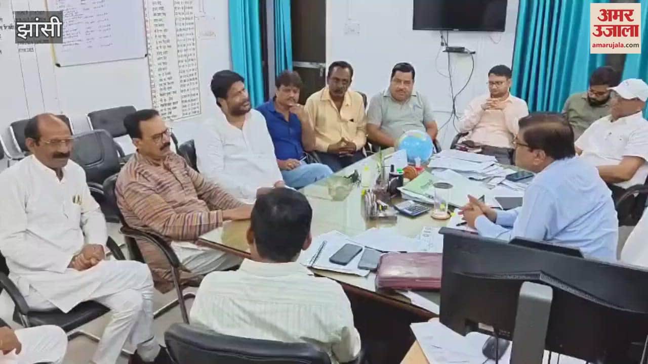 Jhansi: Former Union Minister angry with smart meter reached electricity department