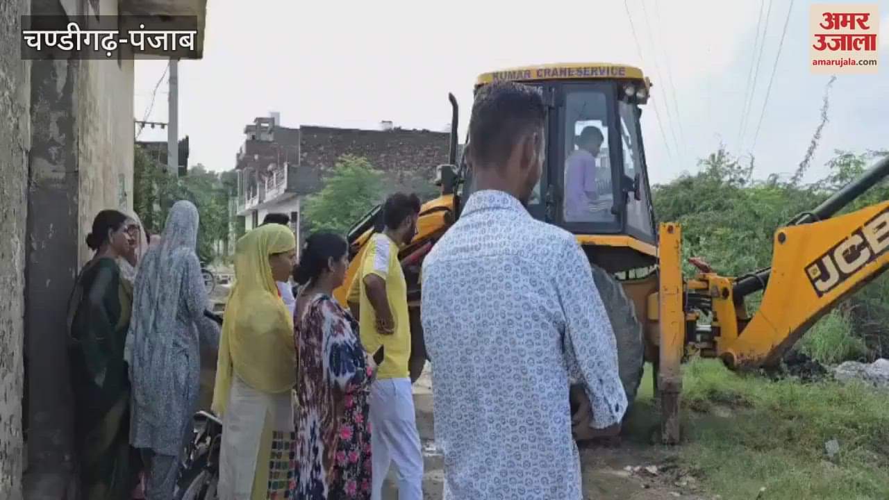 People of New Purva of Ferozepur are troubled by the sewerage problem, they got the blockage cleared by calling JCB machine themselves
