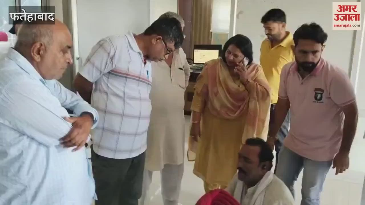 In Fatehabad, councilors staged a sit-in outside the executive engineer's office due to lack of work in the wards, there was a lot of uproar