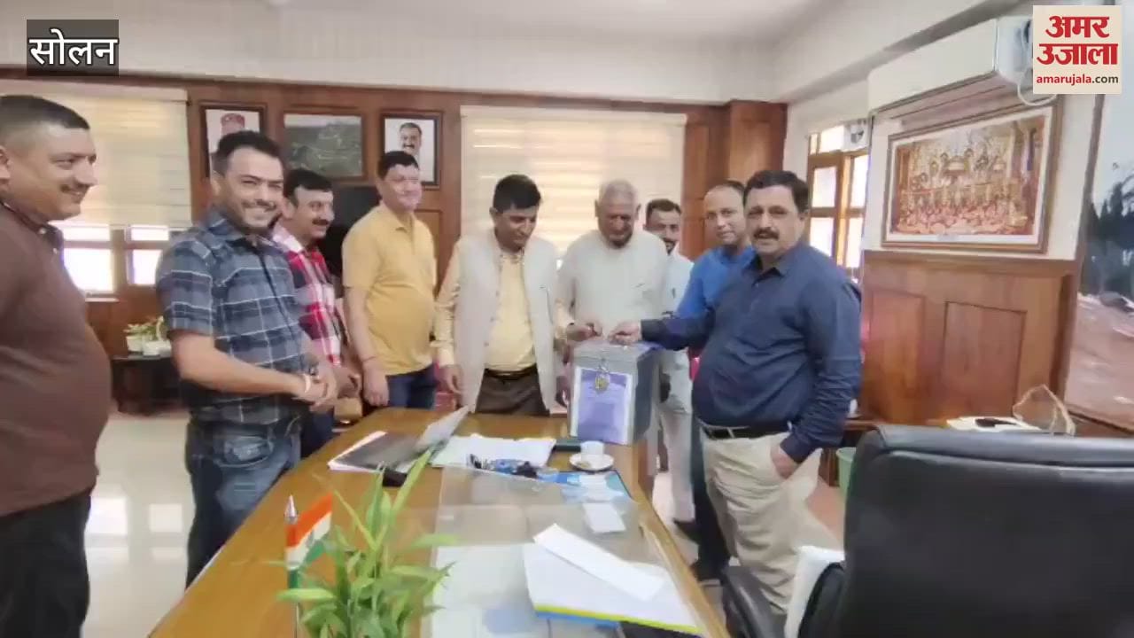 Solan Congress workers and businessmen contributed to the disaster relief fund
