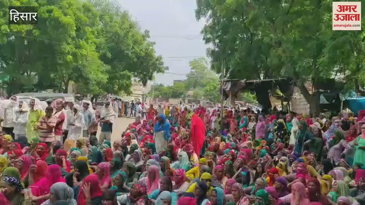 In Hisar, MNREGA workers took out a march demanding a daily wage of Rs 700 and insurance of Rs 25 lakh